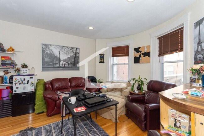 Building Photo - COOLIDGE CORNER 3 BED 2BATHS!!