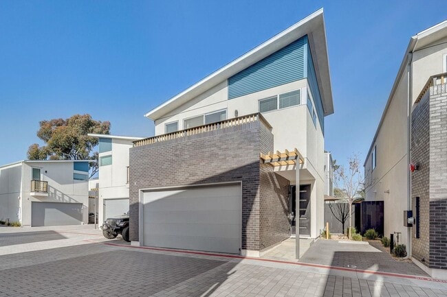 Building Photo - Available Modern Long Term Unfurnished hom...