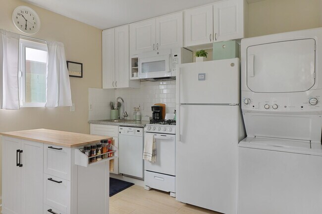 Full Kitchen - 5739 Cedros Ave