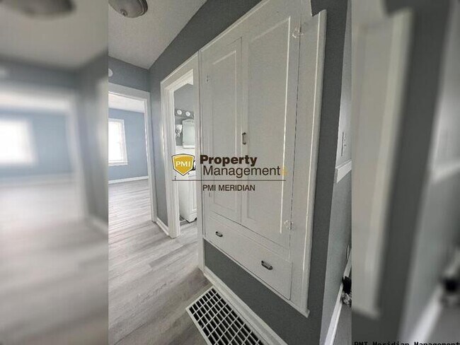 Foto del edificio - 4016 E 11th St - 50% OFF FIRST MONTH'S RENT