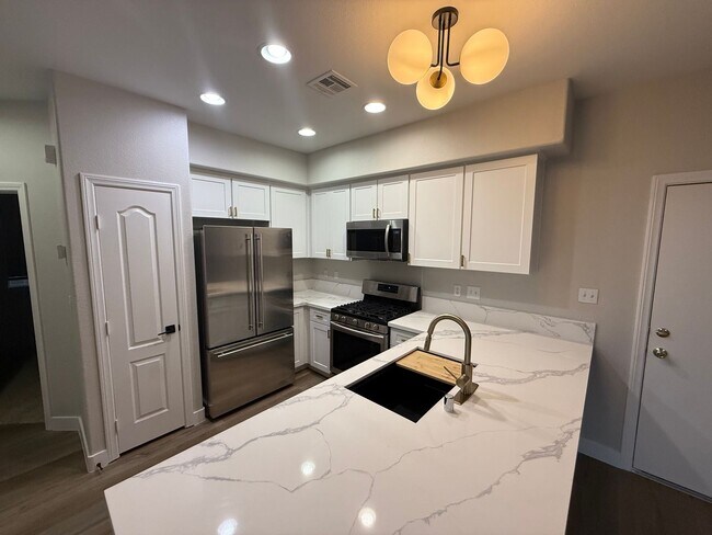 Foto del edificio - RENOVATED 4BD/2.5BA NEAR LONE MOUNTAIN