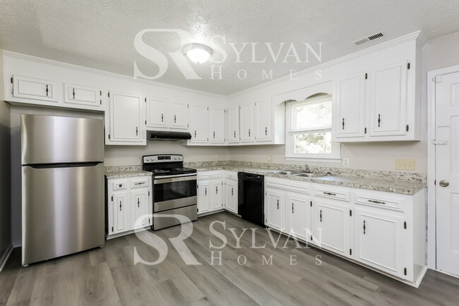 Building Photo - Your DREAM home awaits