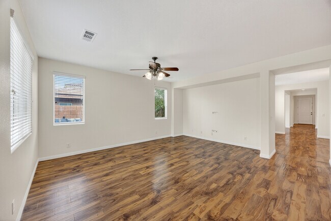 Foto del edificio - 10324 Bush Mountain Ave