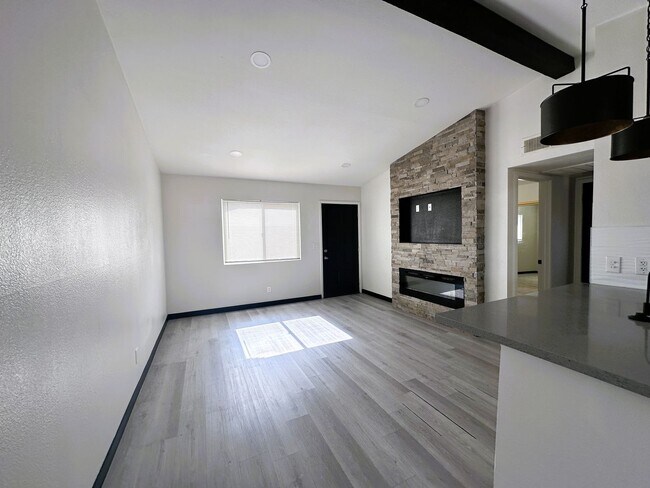 Building Photo - Beautifully Renovated Townhome with Private Yard & Modern Finishes