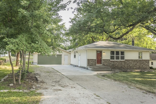 Building Photo - Beautiful 3 bedroom 1 bathroom home