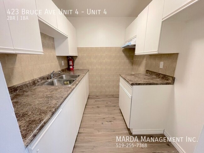Photo du bâtiment - RENOVATED 2 BED/1 BATH APT- DOWNTOWN PLUS HYDRO!