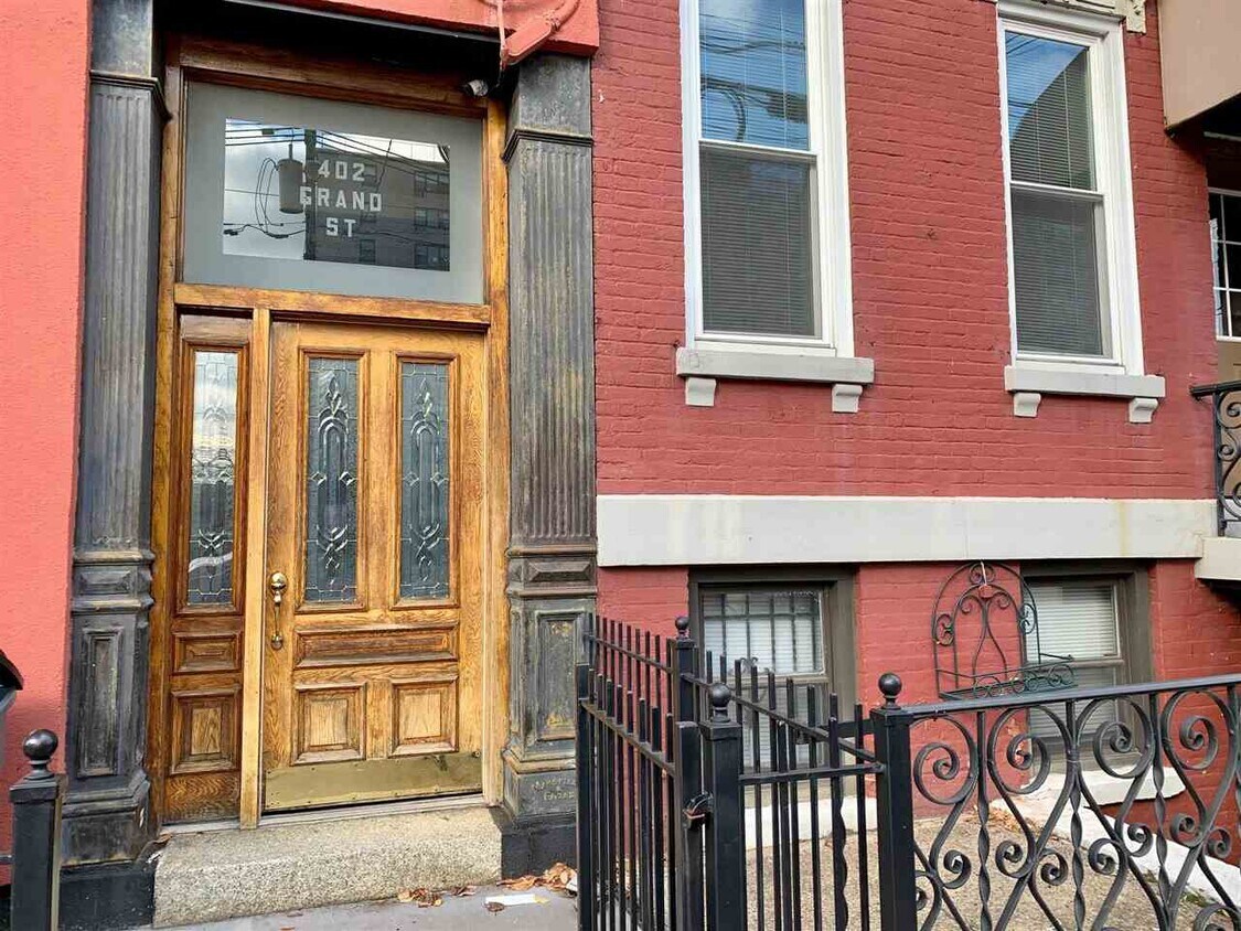 Primary Photo - 402 Grand St