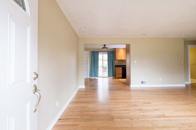 Building Photo - Single Level Milwaukie Home