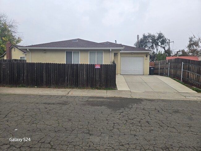 Building Photo - 3131 Scotland Dr