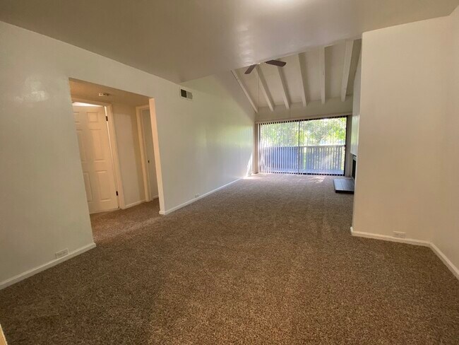 Foto del edificio - Charming 2 bedroom 1 1/2 bath condo!