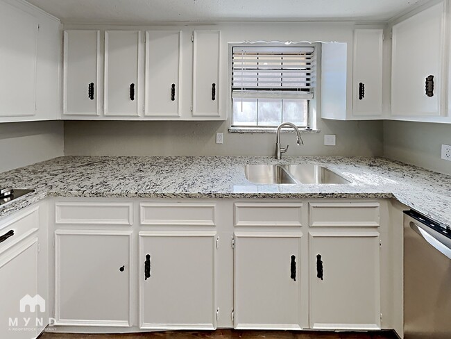 Building Photo - 405 Stoneybrook Dr