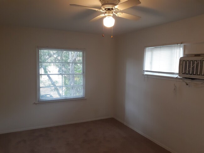 habitación con ventanas en dos de las paredes - 13309 Valleyheart Dr N