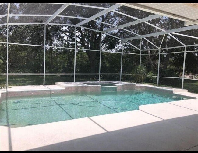 Foto del edificio - 8125 Courtleigh Dr