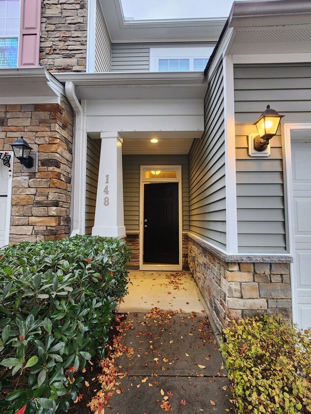 Foto principal - 3 Bedroom - Cary Townhome in Central Locat...
