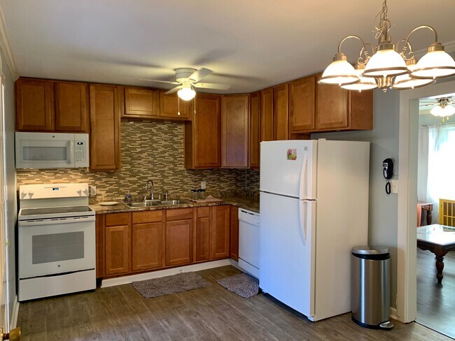 NEW Cabinets and stylish tile backsplash. - 1385 Ryland Pike