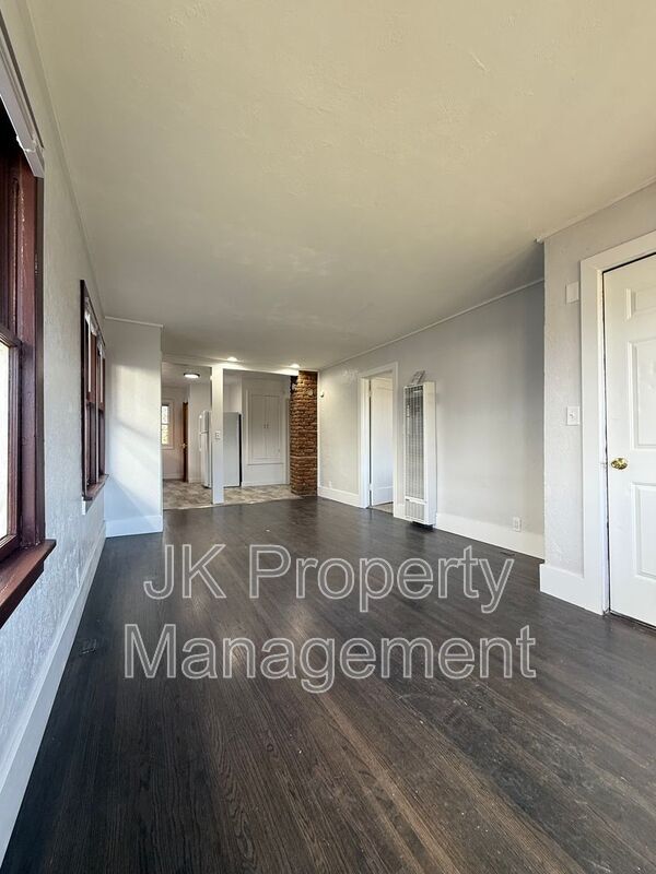 Building Photo - 1018 8th Ave S