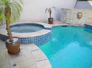 Foto del edificio - 2038 E Glenoaks Blvd