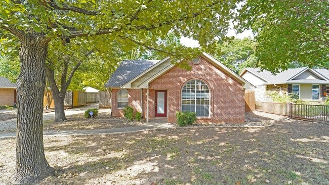 Building Photo - For Lease! Nice Brick Home in Weatherford - Great Location with EASY Access to I-20 For Commuters.