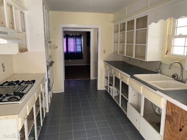 Foto del edificio - 4 br, 2 bath House - 2021 REMCO 321 4th St