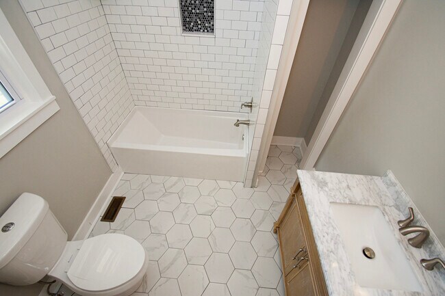 Foto del edificio - 2404 Jefferson Ave