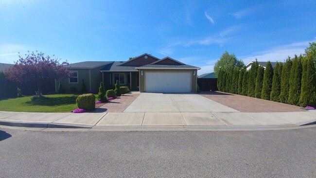 Foto del edificio - 4-Bed, 2-Bath Home Off Road 100 with Easy ...