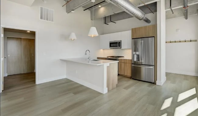 Building Photo - 415 E Pikes Peak Ave
