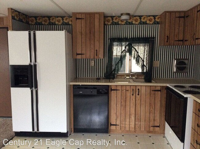 Building Photo - 2 br, 1 bath Apartment - 2414 Empire Dr.