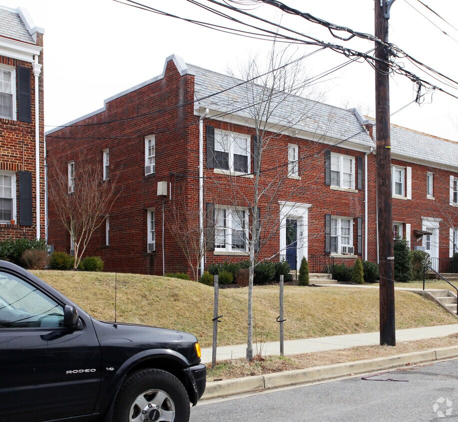 Foto del edificio - 2221 40th Pl NW