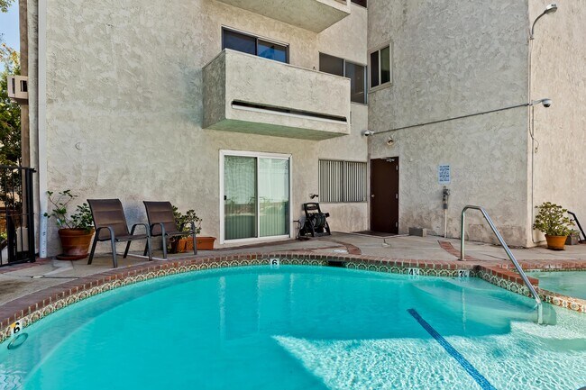 Piscina y spa - 530 S Barrington Ave