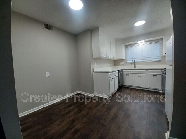 Building Photo - 5112 NW Kalivas Cir