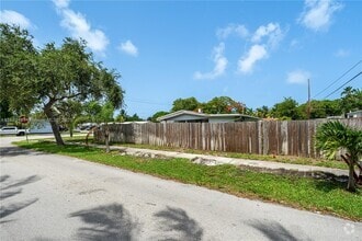 Building Photo - 800 NE 24th St