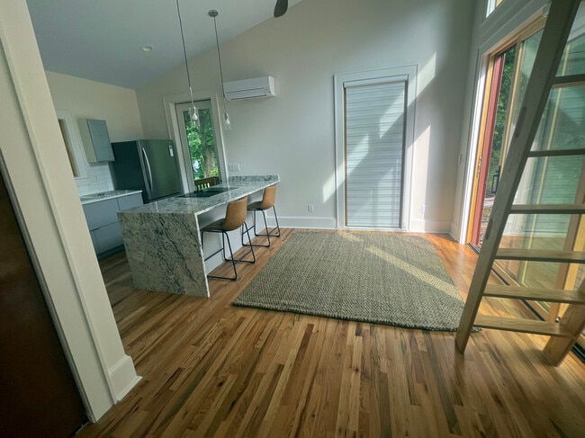 Foto del edificio - 2227 E 8th St