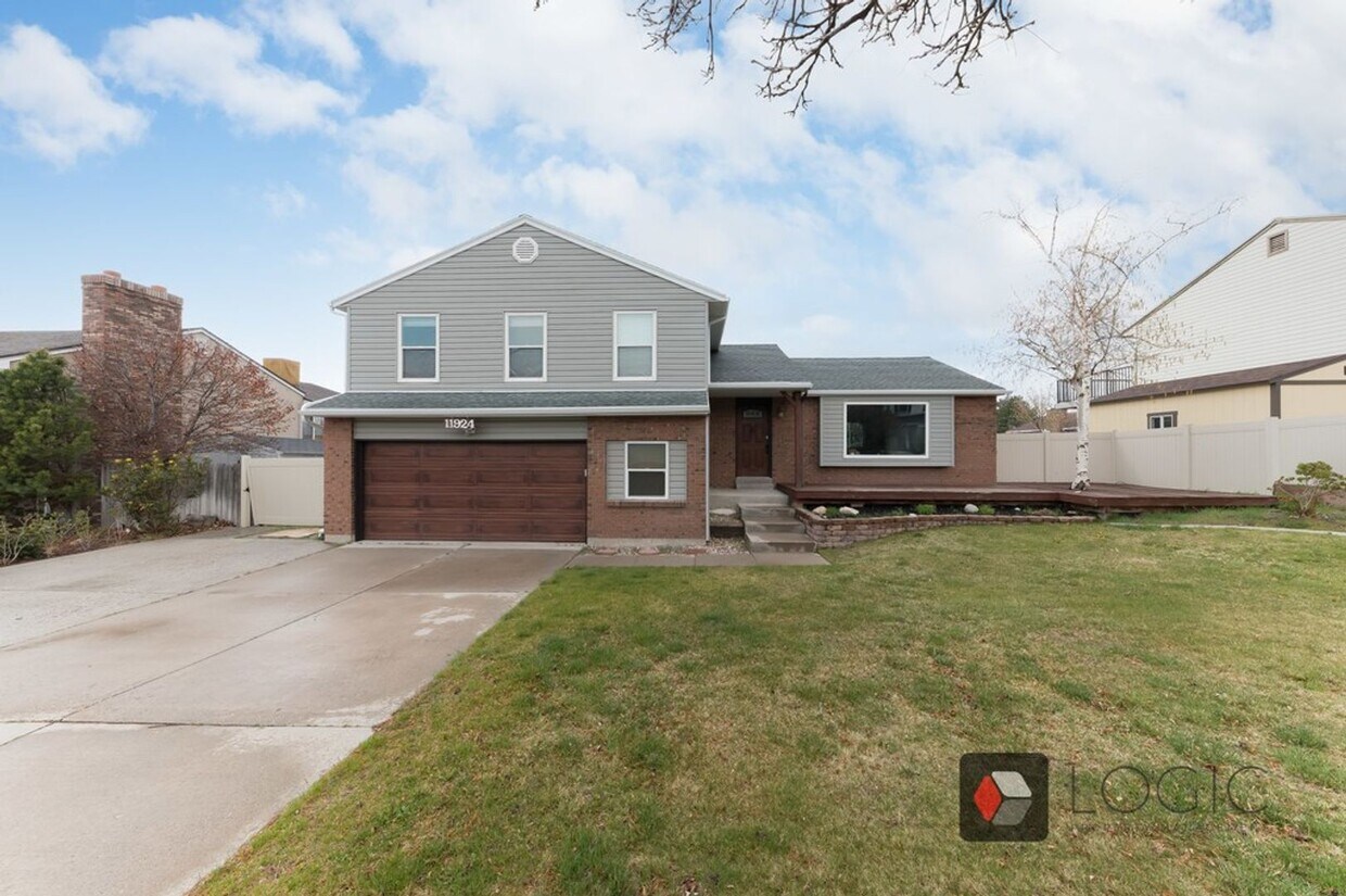 Primary Photo - Stunning Home In Excellent Sandy Location!