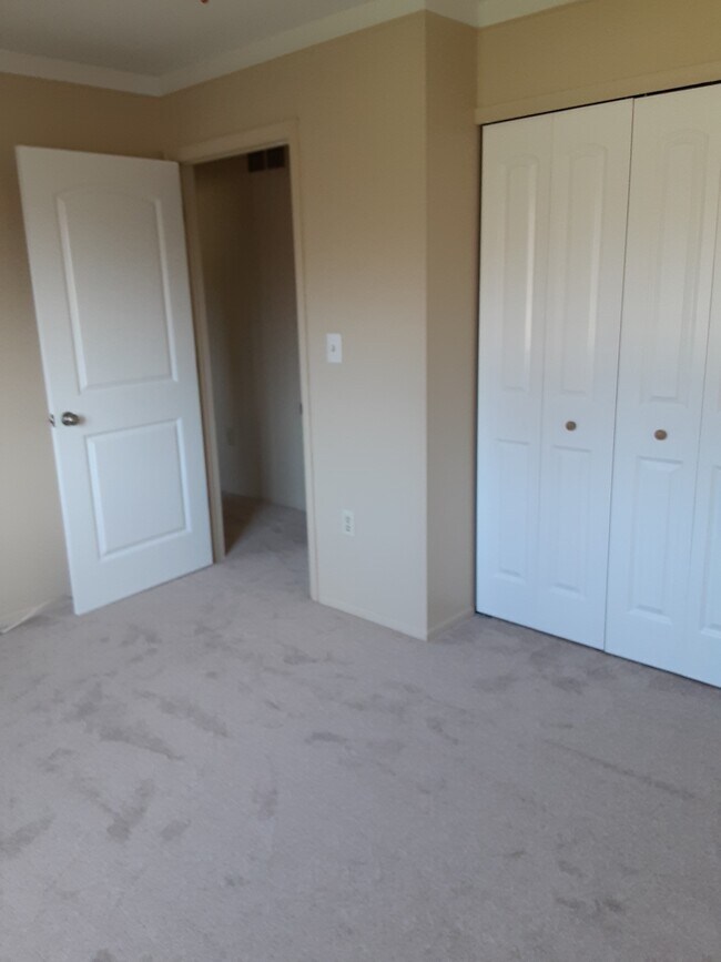 Building Photo - 287 Gibson