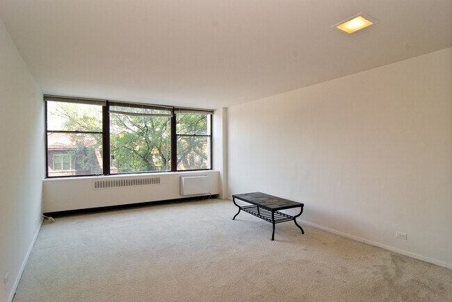 Building Photo - 555 W Cornelia Ave