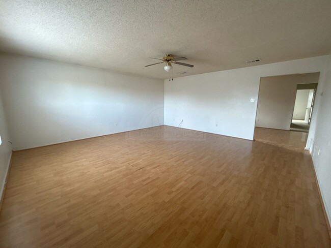 Foto del edificio - **2 WEEK FREE RENT***3103 Thoroughbred, Ki...