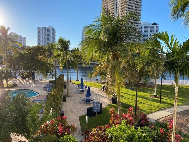Foto del edificio - 19390 Collins Ave