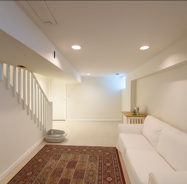 Building Photo - 34 Nesaquake Ave