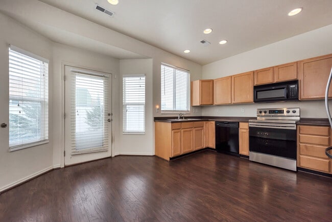 Building Photo - Beautiful Pet Friendly 3 bed/2 bath home i...