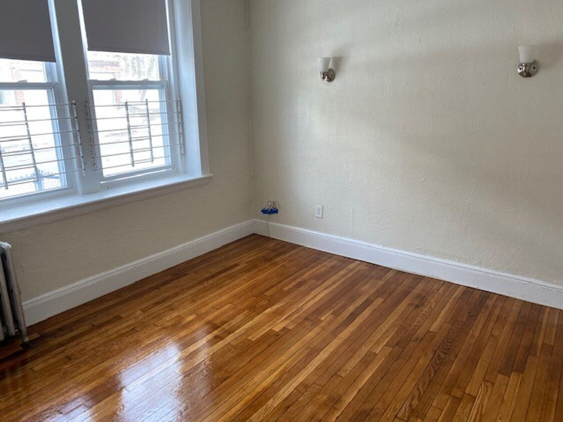 Building Photo - NO FEE!  Grad Friendly Apt w Ht/HW Inc!  N...