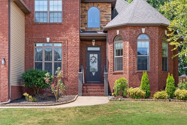 Building Photo - Pet Friendly Four Bedroom with Bonus!