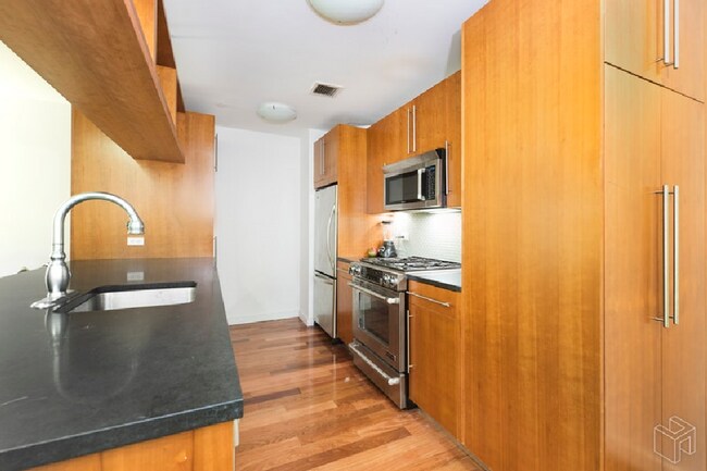 Building Photo - 2BR Rental W/Private Terrace In LIC!