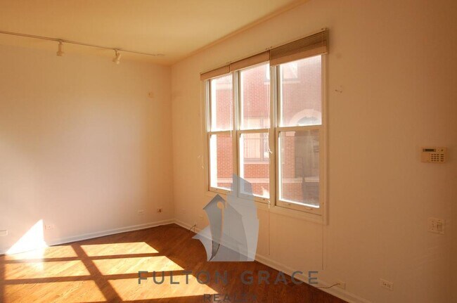Foto del edificio - 2243 N Greenview Ave