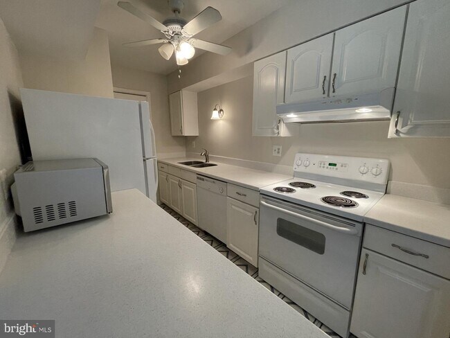 Building Photo - 5900 Prince George Dr