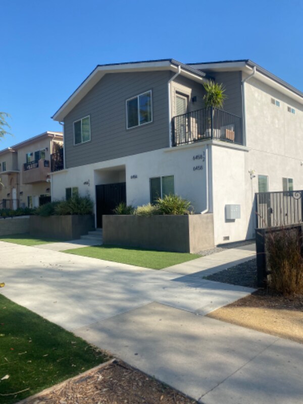 Foto del edificio - 6456 Balboa Blvd