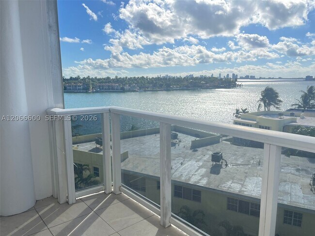 Foto del edificio - 900 Bay Dr E