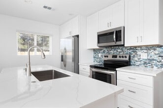 Building Photo - 837 W 3rd Ave