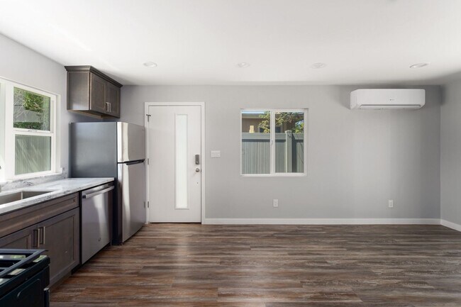 Foto del edificio - Luxurious 1-Bedroom Apartment with Private Yard in the Heart of Carlsbad / ALL UTILITIES INCLUDED...