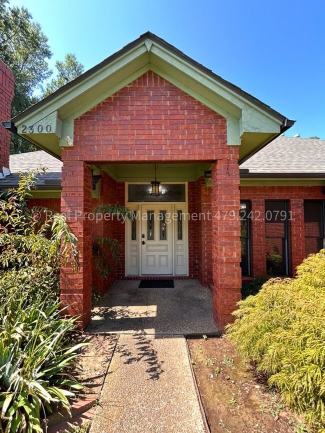 Building Photo - 2300 Brigadoon Dr
