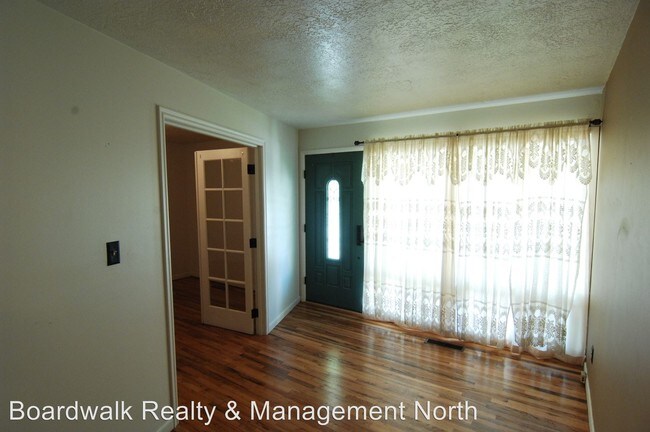 Building Photo - 4 br, 2 bath House - 1215 E 3rd St